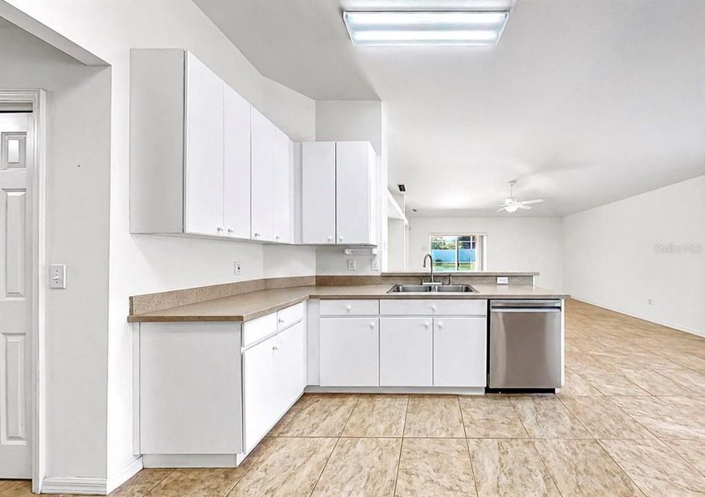 Под контрактом: $432,900 (3 спален, 2 ванн, 1819 Квадратных фут)