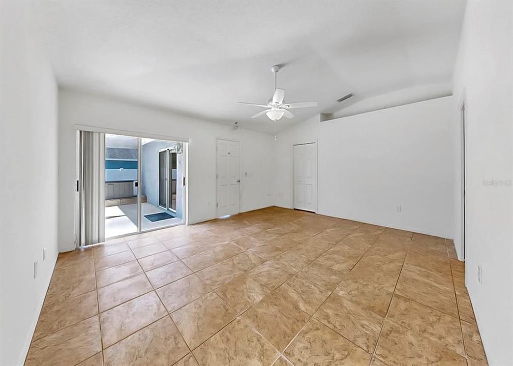 Под контрактом: $432,900 (3 спален, 2 ванн, 1819 Квадратных фут)