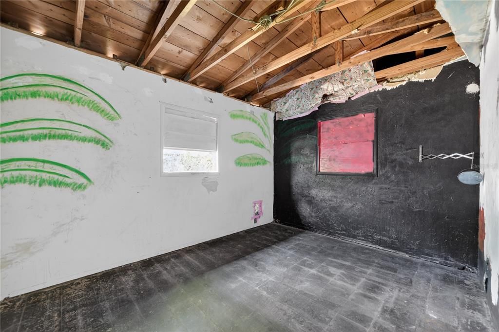 Activo con contrato: $219,000 (3 camas, 1 baños, 1327 Pies cuadrados)