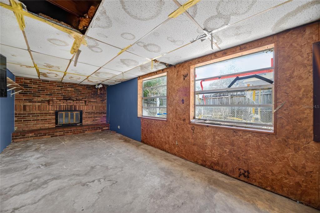 Activo con contrato: $219,000 (3 camas, 1 baños, 1327 Pies cuadrados)
