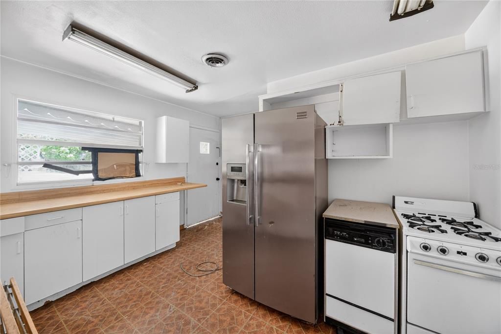 Activo con contrato: $219,000 (3 camas, 1 baños, 1327 Pies cuadrados)