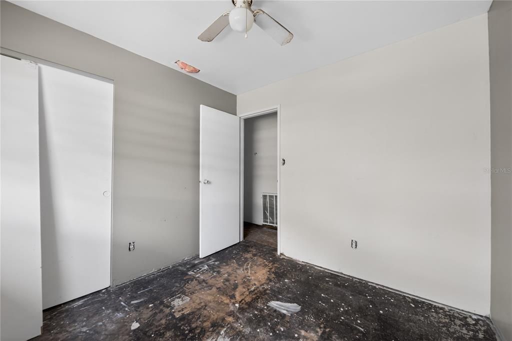 Activo con contrato: $219,000 (3 camas, 1 baños, 1327 Pies cuadrados)