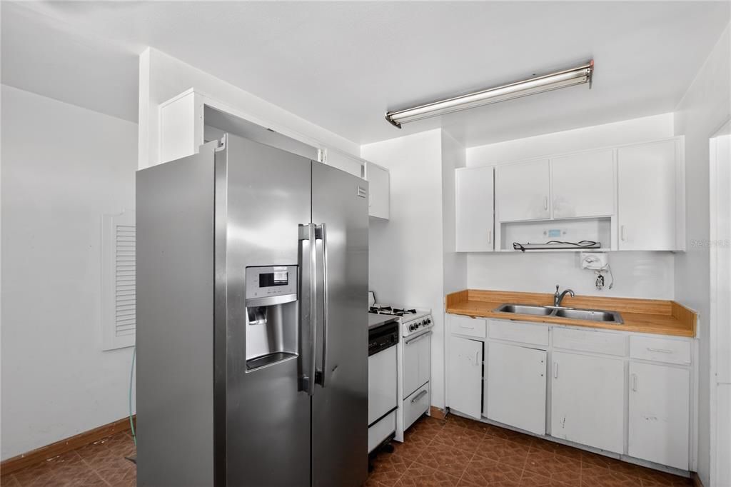 Activo con contrato: $219,000 (3 camas, 1 baños, 1327 Pies cuadrados)