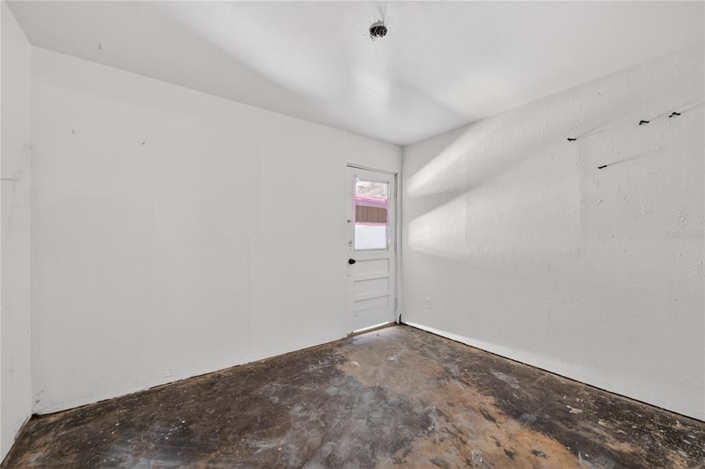 Activo con contrato: $219,000 (3 camas, 1 baños, 1327 Pies cuadrados)