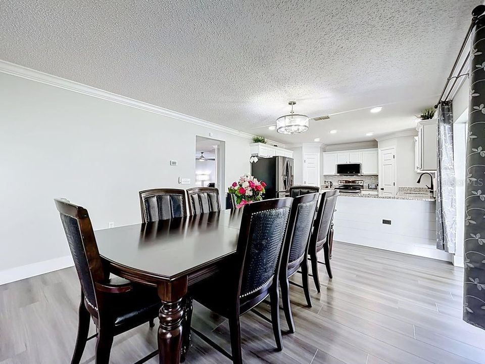 Activo con contrato: $415,000 (4 camas, 3 baños, 2804 Pies cuadrados)