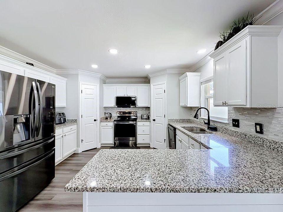 Activo con contrato: $415,000 (4 camas, 3 baños, 2804 Pies cuadrados)