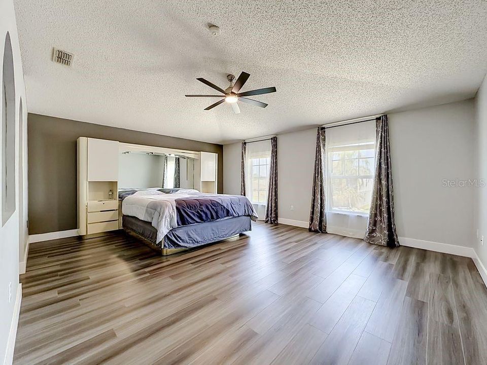Activo con contrato: $415,000 (4 camas, 3 baños, 2804 Pies cuadrados)