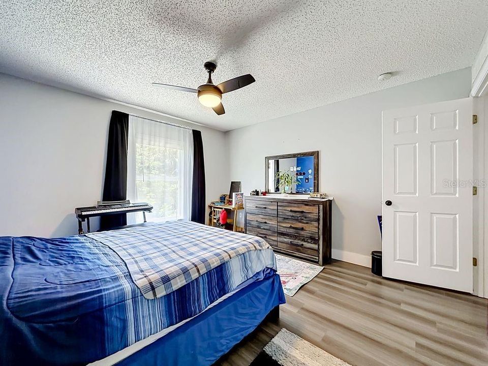 Activo con contrato: $415,000 (4 camas, 3 baños, 2804 Pies cuadrados)