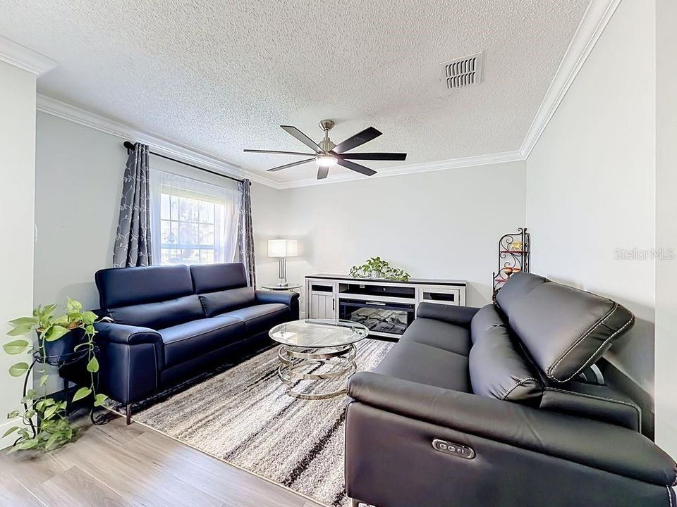 Activo con contrato: $415,000 (4 camas, 3 baños, 2804 Pies cuadrados)