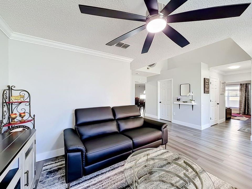 Activo con contrato: $415,000 (4 camas, 3 baños, 2804 Pies cuadrados)