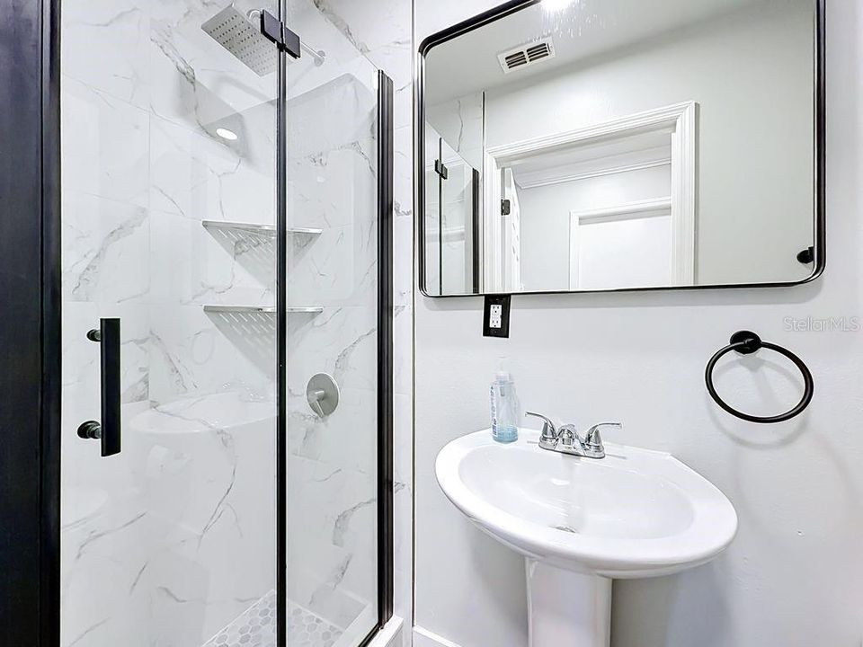 Activo con contrato: $415,000 (4 camas, 3 baños, 2804 Pies cuadrados)