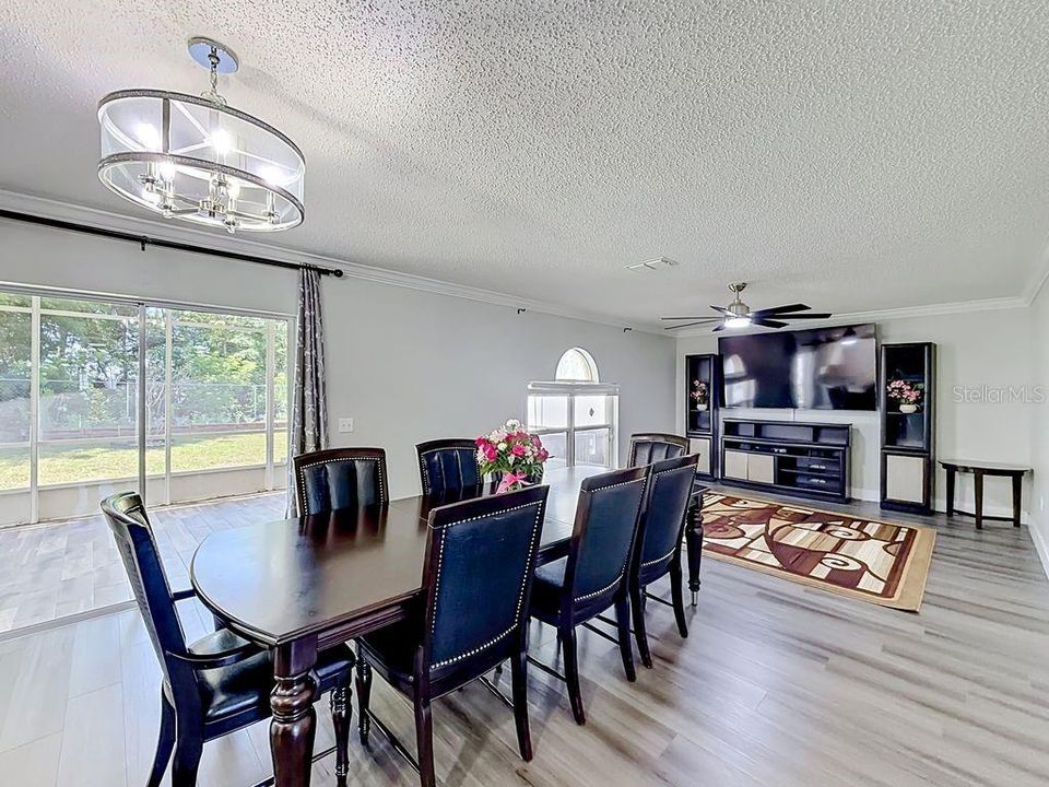 Activo con contrato: $415,000 (4 camas, 3 baños, 2804 Pies cuadrados)