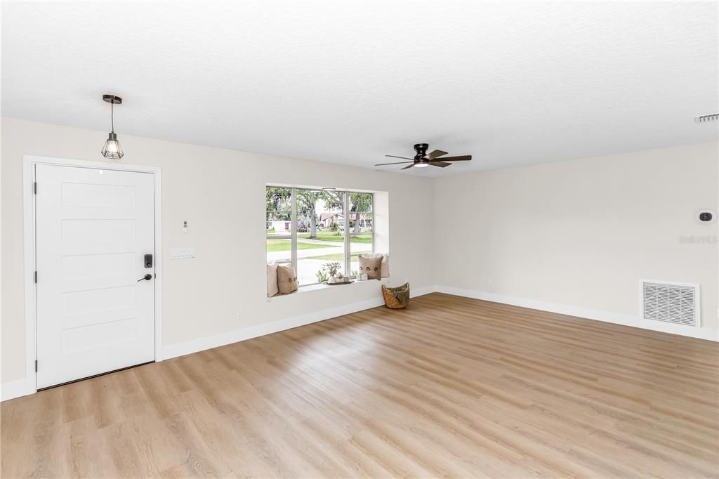 Active With Contract: $380,000 (2 beds, 2 baths, 1583 Square Feet)