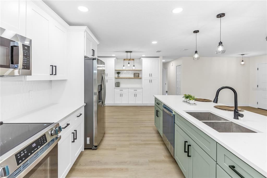 Active With Contract: $380,000 (2 beds, 2 baths, 1583 Square Feet)