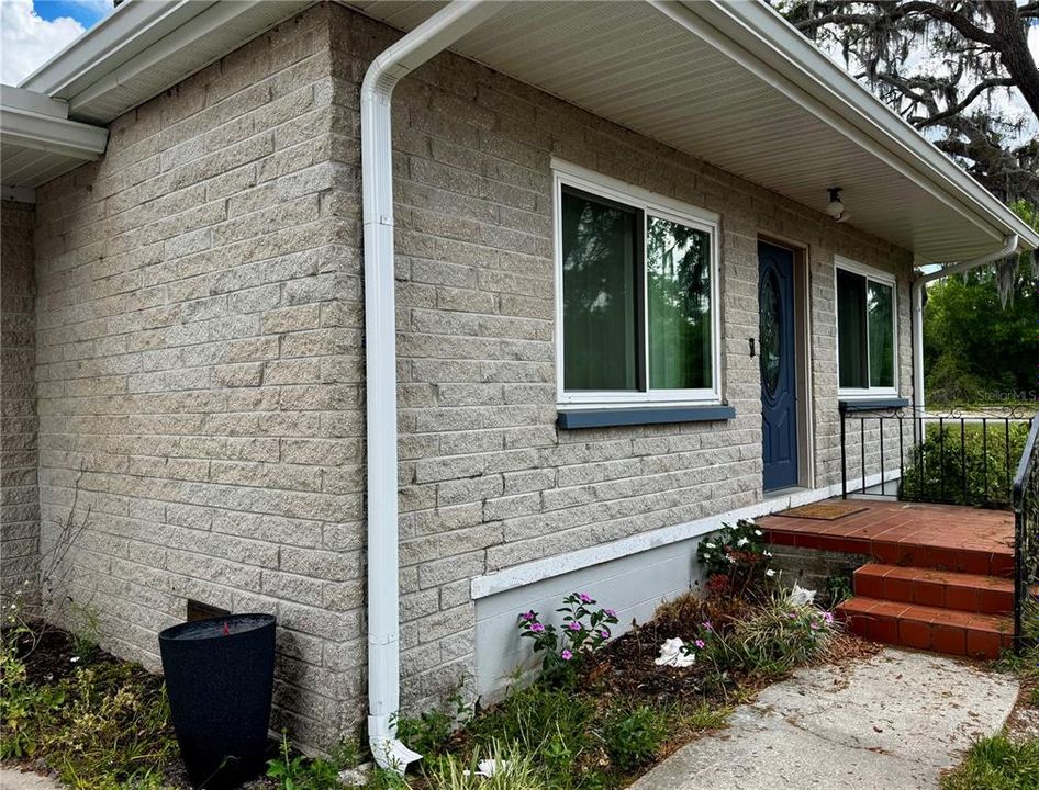 For Sale: $299,000 (3 beds, 2 baths, 1570 Square Feet)