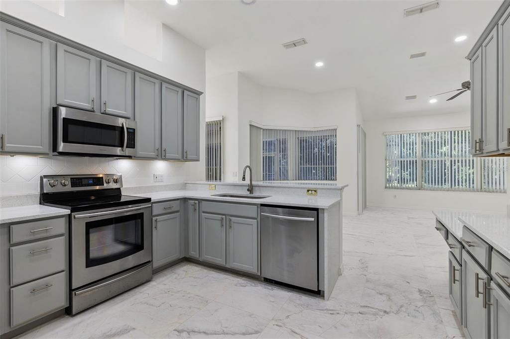 На продажу: $699,999 (4 спален, 3 ванн, 2590 Квадратных фут)