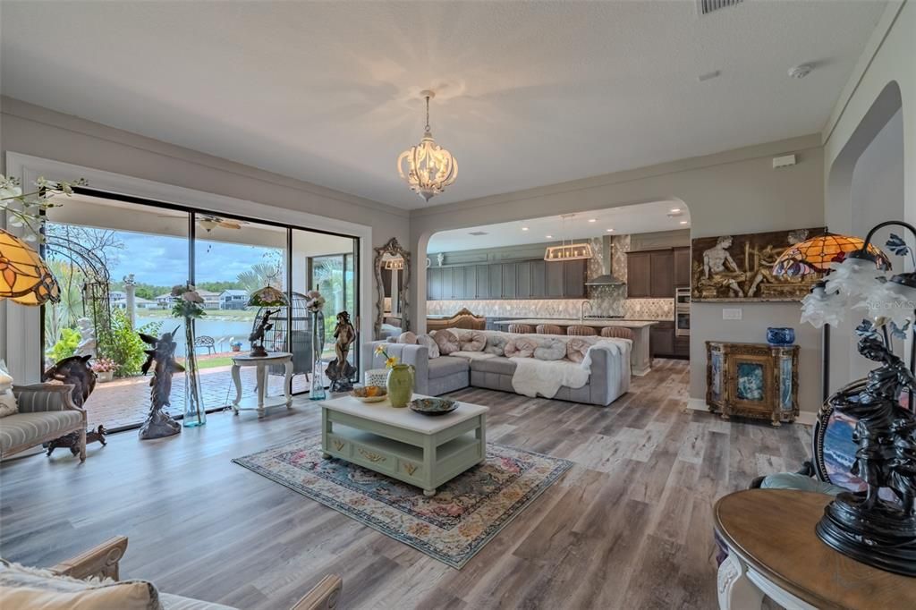 En Venta: $1,039,000 (5 camas, 4 baños, 4218 Pies cuadrados)