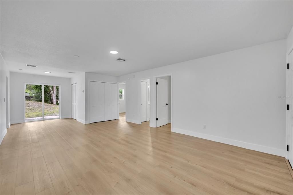 Active With Contract: $429,900 (5 beds, 0 baths, 1929 Square Feet)