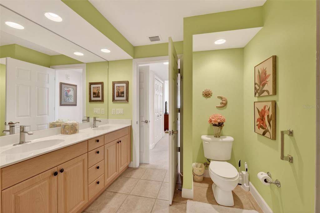 For Sale: $375,000 (2 beds, 2 baths, 1346 Square Feet)