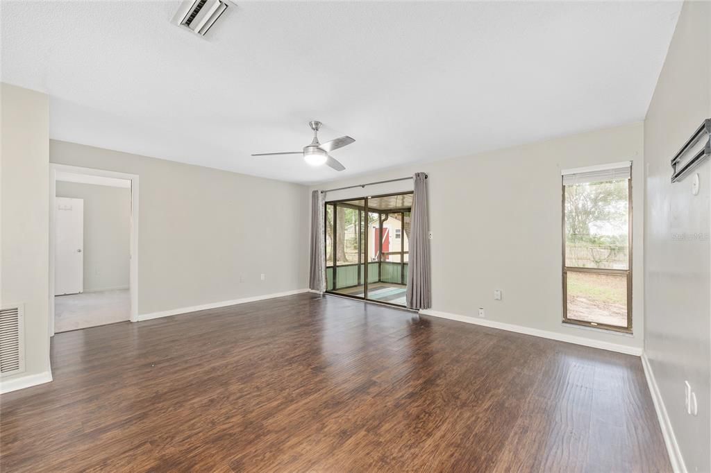 Active With Contract: $195,000 (3 beds, 2 baths, 1275 Square Feet)