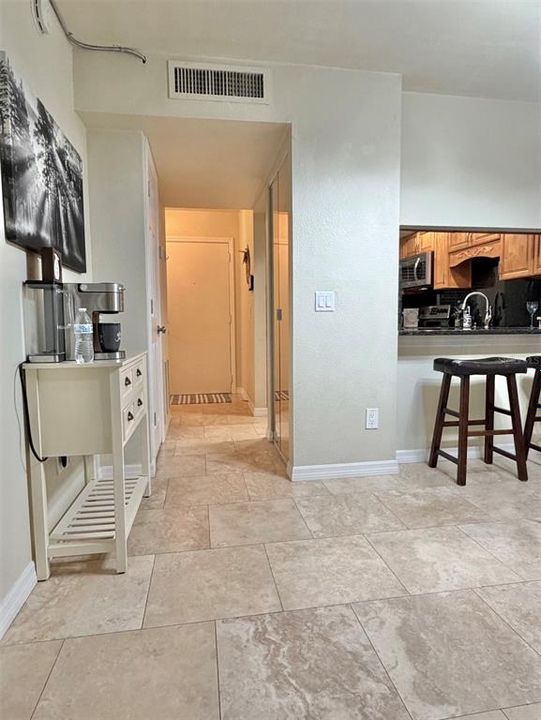 For Sale: $232,000 (2 beds, 2 baths, 904 Square Feet)