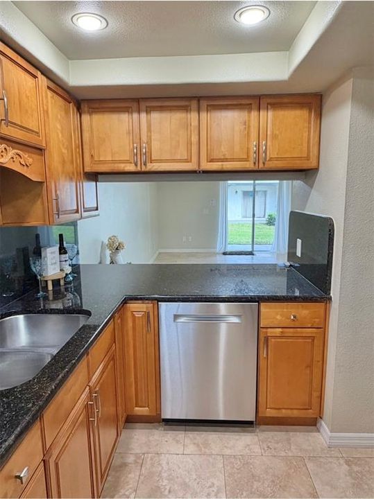 For Sale: $232,000 (2 beds, 2 baths, 904 Square Feet)
