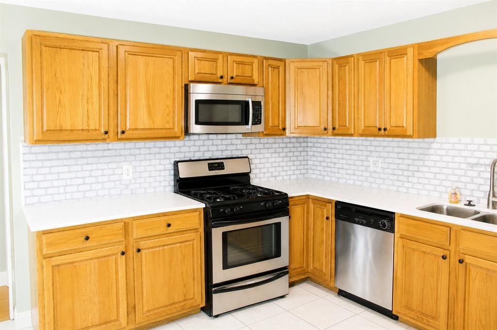 Active With Contract: $126,900 (2 beds, 1 baths, 755 Square Feet)
