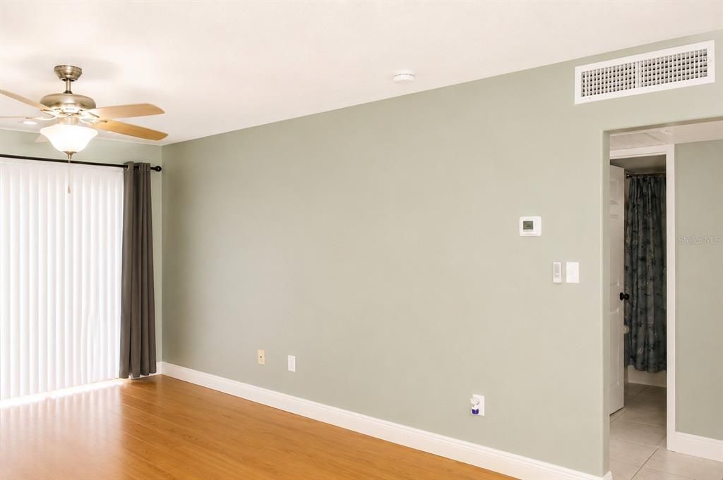 Active With Contract: $126,900 (2 beds, 1 baths, 755 Square Feet)