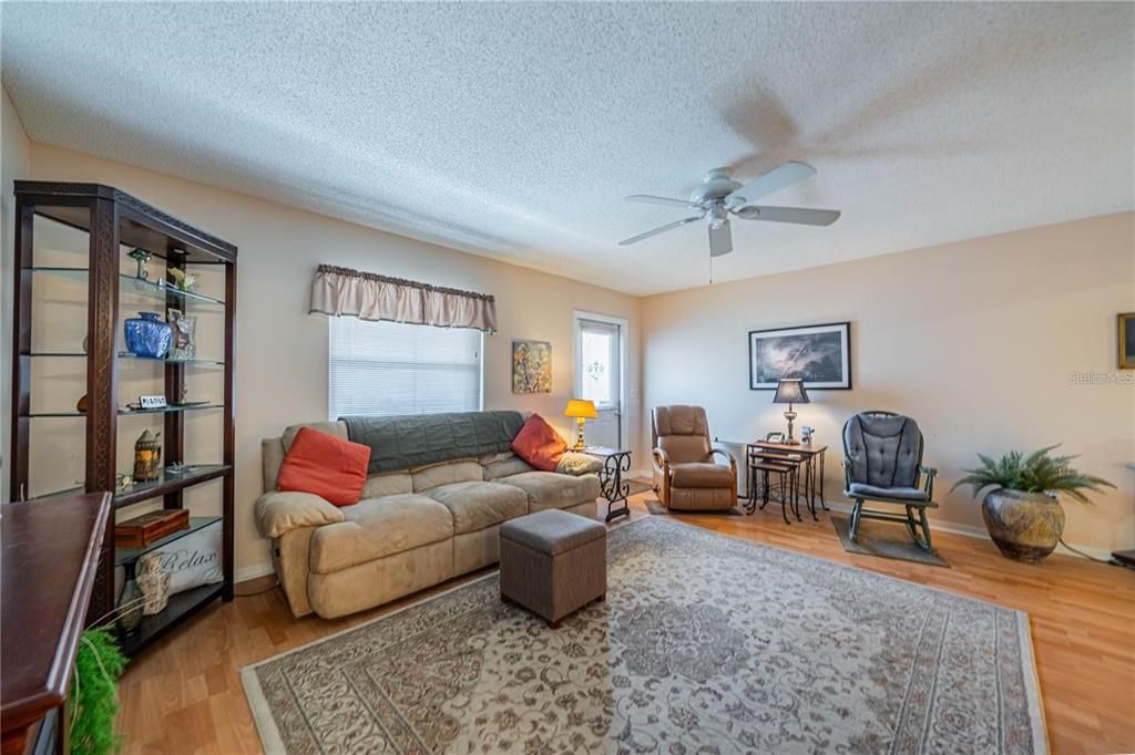 For Sale: $179,000 (2 beds, 1 baths, 992 Square Feet)