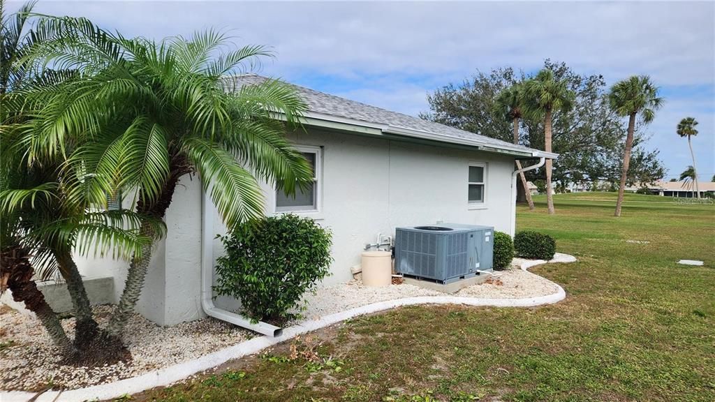 For Sale: $179,000 (2 beds, 1 baths, 992 Square Feet)