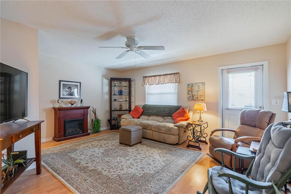For Sale: $179,000 (2 beds, 1 baths, 992 Square Feet)