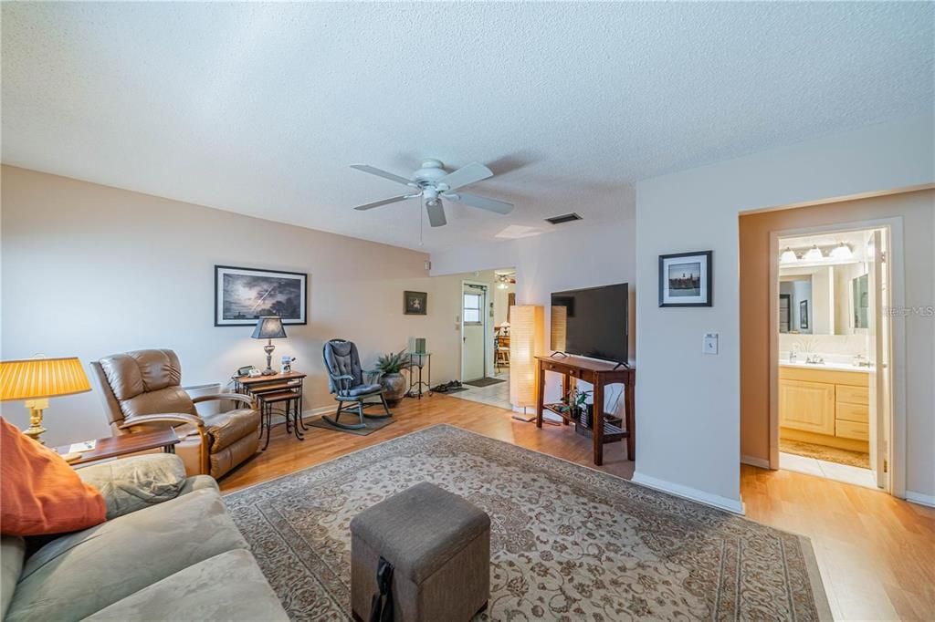 For Sale: $179,000 (2 beds, 1 baths, 992 Square Feet)