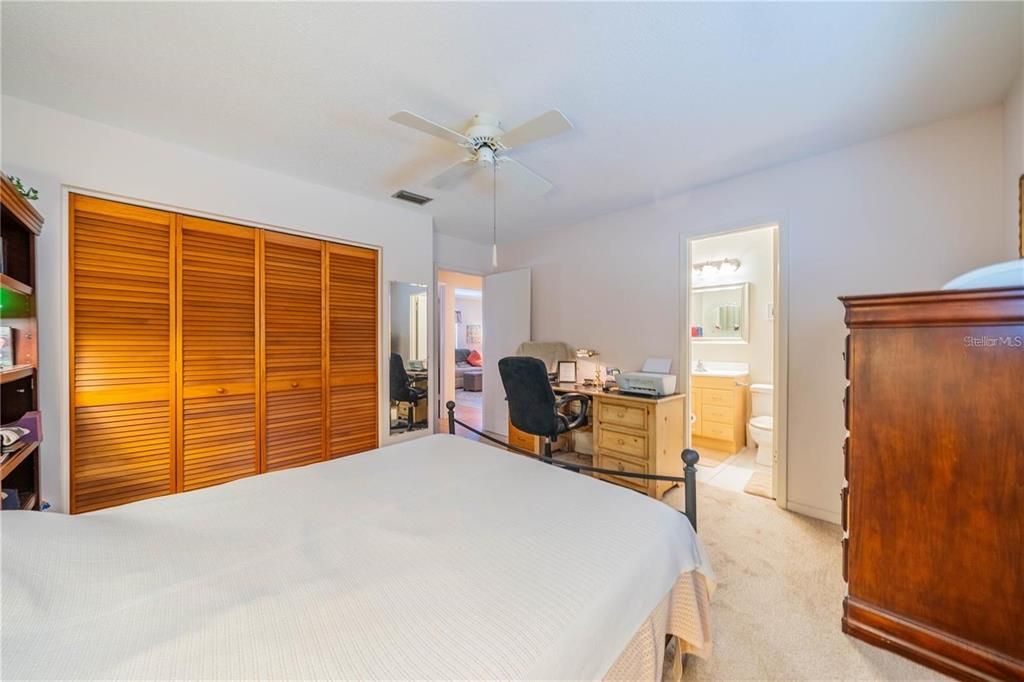 For Sale: $179,000 (2 beds, 1 baths, 992 Square Feet)