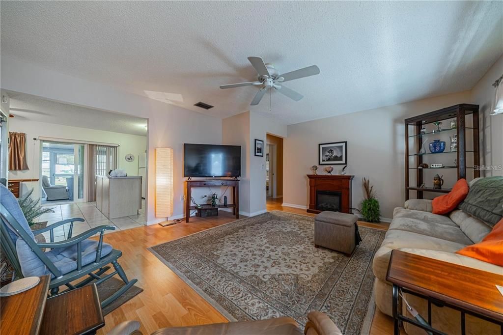 For Sale: $179,000 (2 beds, 1 baths, 992 Square Feet)