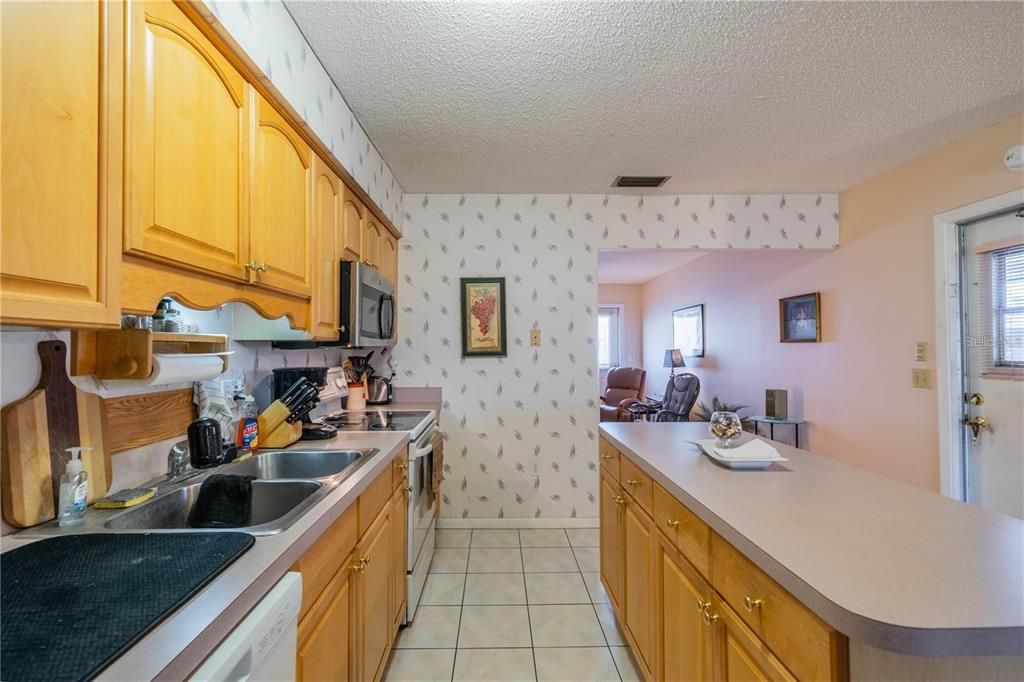 For Sale: $179,000 (2 beds, 1 baths, 992 Square Feet)