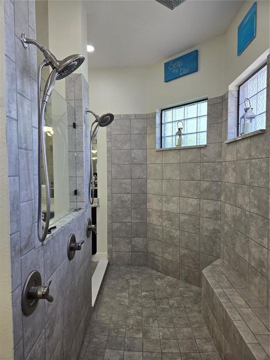 En Venta: $707,150 (4 camas, 3 baños, 2586 Pies cuadrados)