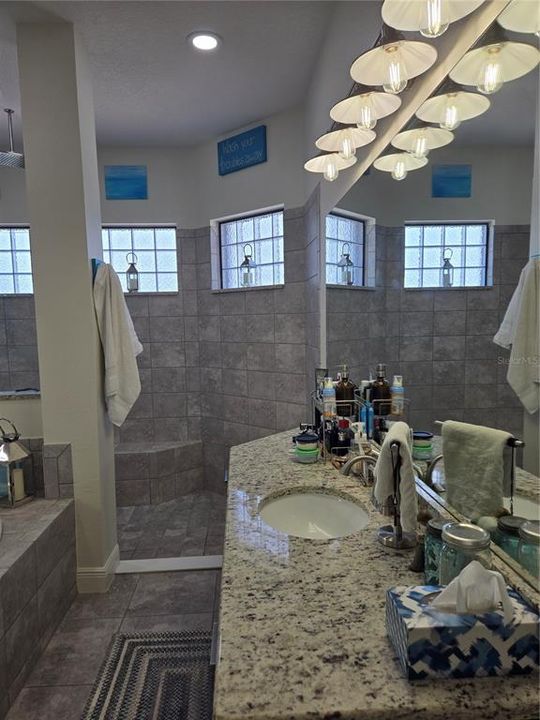 En Venta: $707,150 (4 camas, 3 baños, 2586 Pies cuadrados)