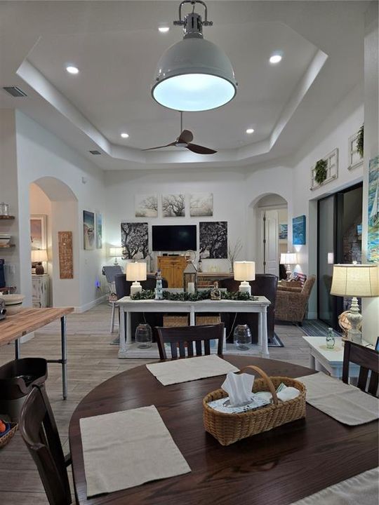 En Venta: $707,150 (4 camas, 3 baños, 2586 Pies cuadrados)