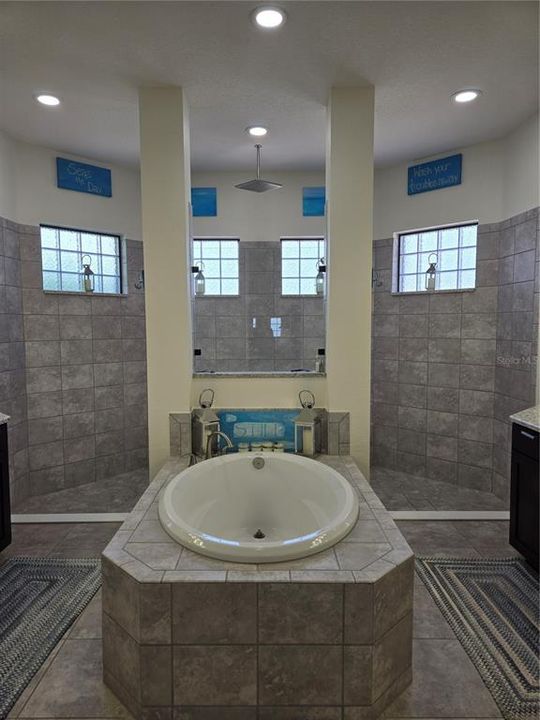 En Venta: $707,150 (4 camas, 3 baños, 2586 Pies cuadrados)