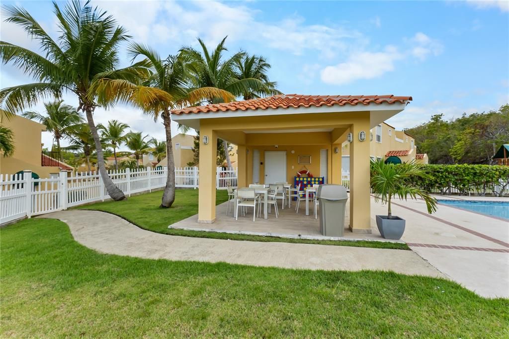 For Sale: $450,000 (3 beds, 3 baths, 2023 Square Feet)