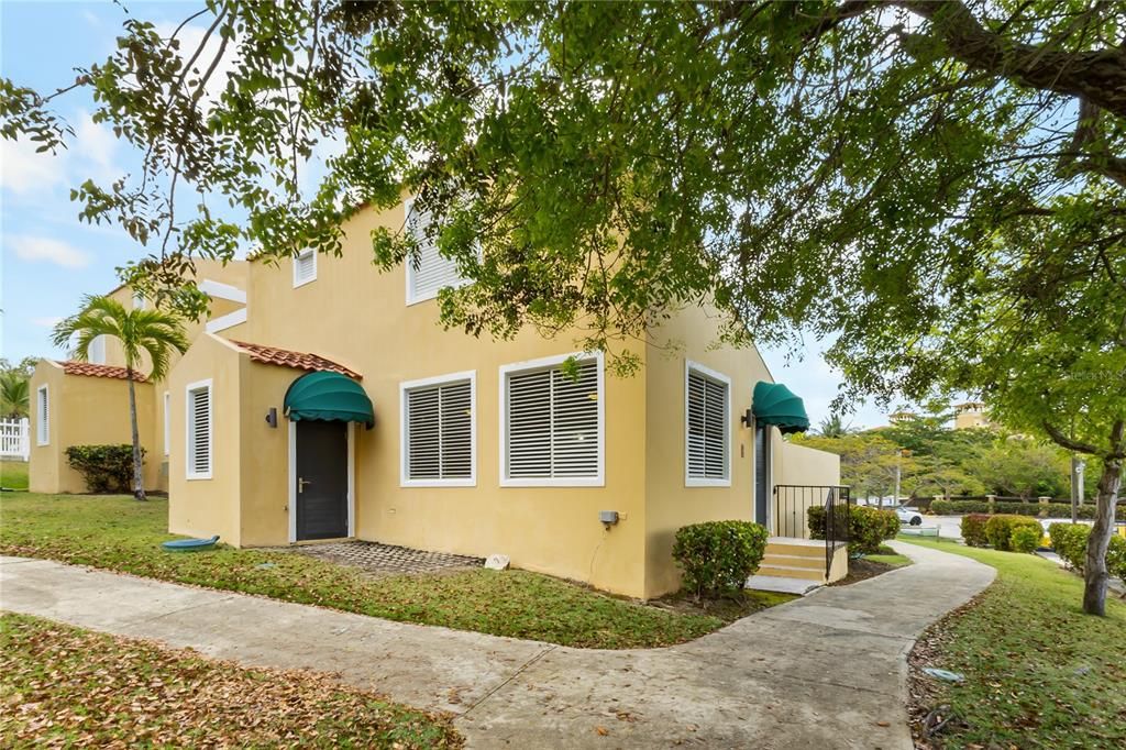 For Sale: $450,000 (3 beds, 3 baths, 2023 Square Feet)