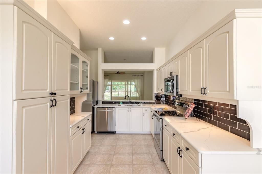 Active With Contract: $315,000 (3 beds, 2 baths, 1684 Square Feet)