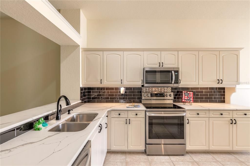 Active With Contract: $315,000 (3 beds, 2 baths, 1684 Square Feet)
