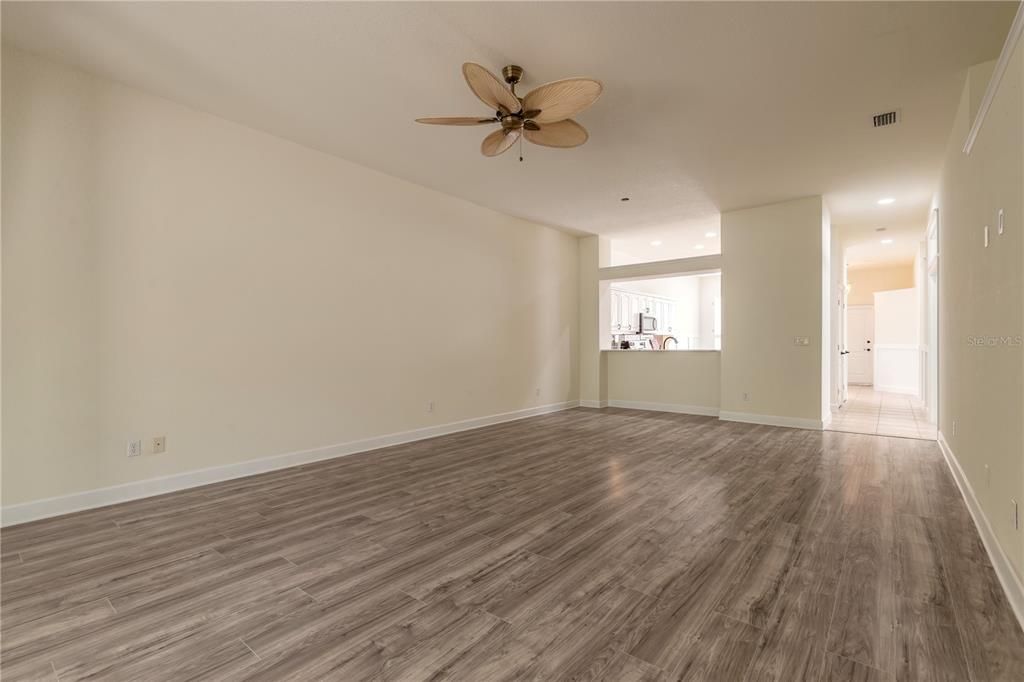 Active With Contract: $315,000 (3 beds, 2 baths, 1684 Square Feet)