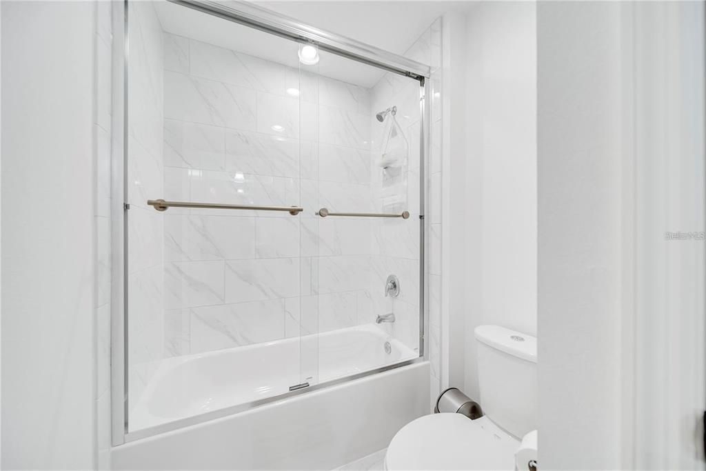 Activo con contrato: $4,250 (4 camas, 3 baños, 3103 Pies cuadrados)