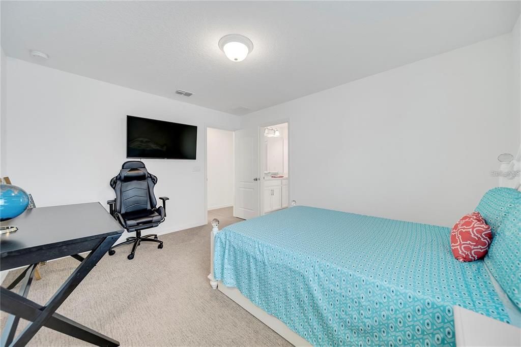 Activo con contrato: $4,250 (4 camas, 3 baños, 3103 Pies cuadrados)