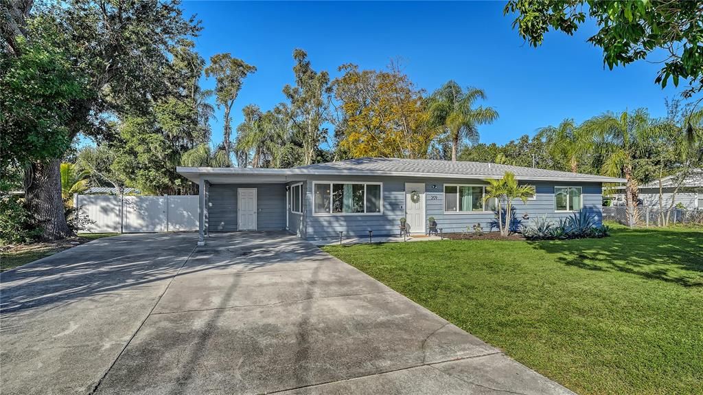 Active With Contract: $2,500 (3 beds, 1 baths, 1721 Square Feet)