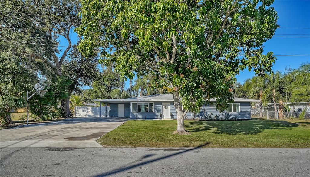 Active With Contract: $2,500 (3 beds, 1 baths, 1721 Square Feet)