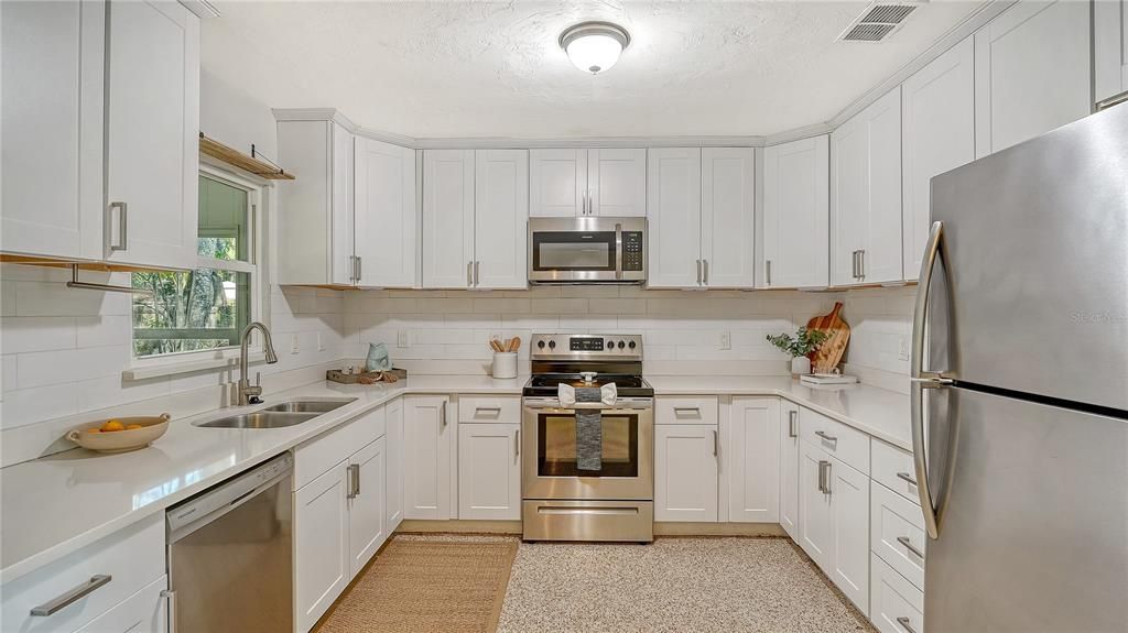 Active With Contract: $2,500 (3 beds, 1 baths, 1721 Square Feet)