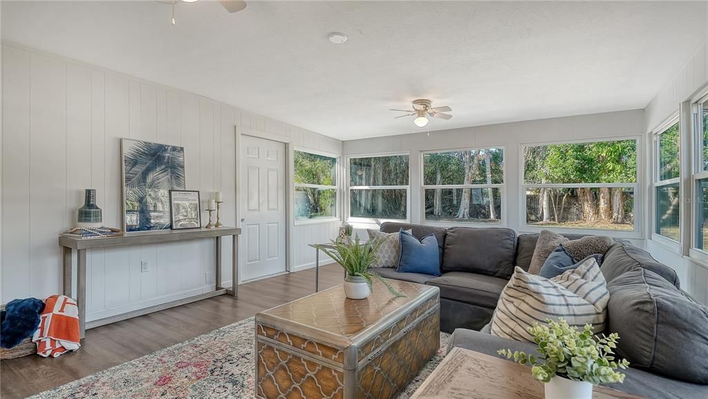 Active With Contract: $2,500 (3 beds, 1 baths, 1721 Square Feet)